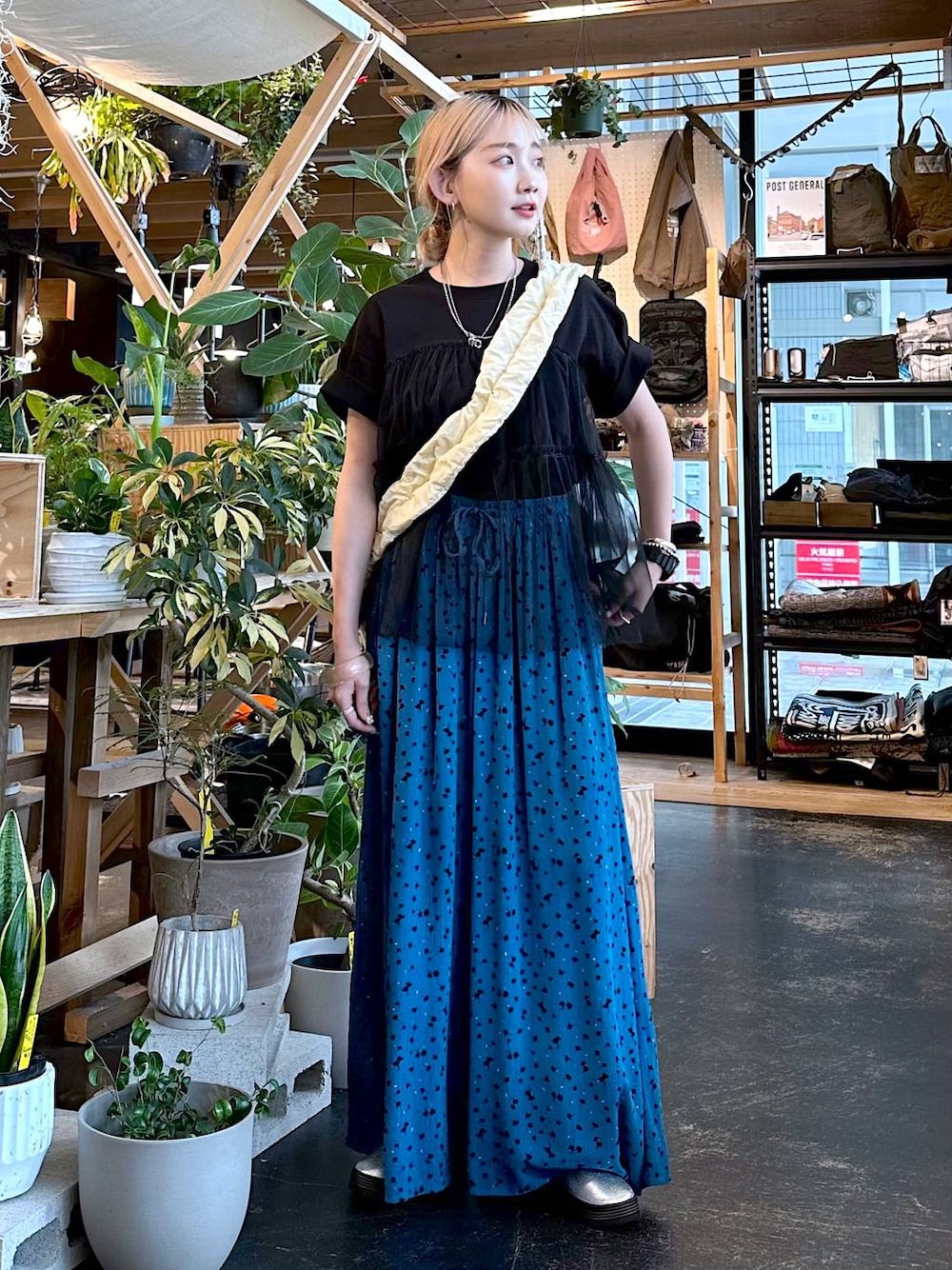 「差し色コーデ、低身長、個性派、デート/ロマンティック、女子会、旅行、niko and ...、Tシャツ、ワイドパンツ、パンツ、ショルダーバッグ、バッグ、スニーカー、オーバーサイズ、夏コーデ」｜「tiny tinyのギャザードロストバッグ[tiny tiny(ティニーティニー)]（ショルダーバッグ、ベージュ系）」を使った、すなぎもさん（レディース・153cm）の夏コーディネートの1枚目の写真