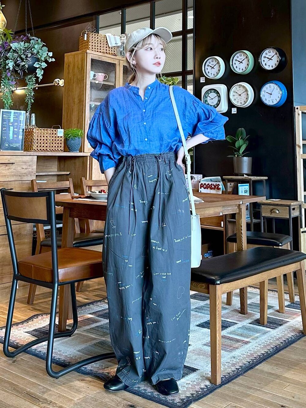 「差し色コーデ、低身長、個性派、デート/ロマンティック、女子会、旅行、niko and ...、キャップ、ブラウス、ワイドパンツ、パンツ、ショルダーバッグ、バッグ、パンプス、オーバーサイズ」｜「niko and...のオリジナルカンフーシューズN【WEB限定サイズ・カラー有り】（パンプス、その他）」を使った、すなぎもさん（レディース・153cm）の春コーディネートの1枚目の写真