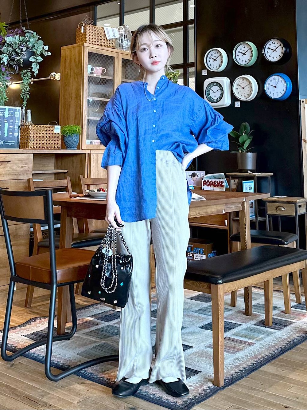 ブラック系のショルダーバッグ、その他のパンプス、ブラウン系のその他パンツを着用したレディースの春コーディネートの1枚目の写真