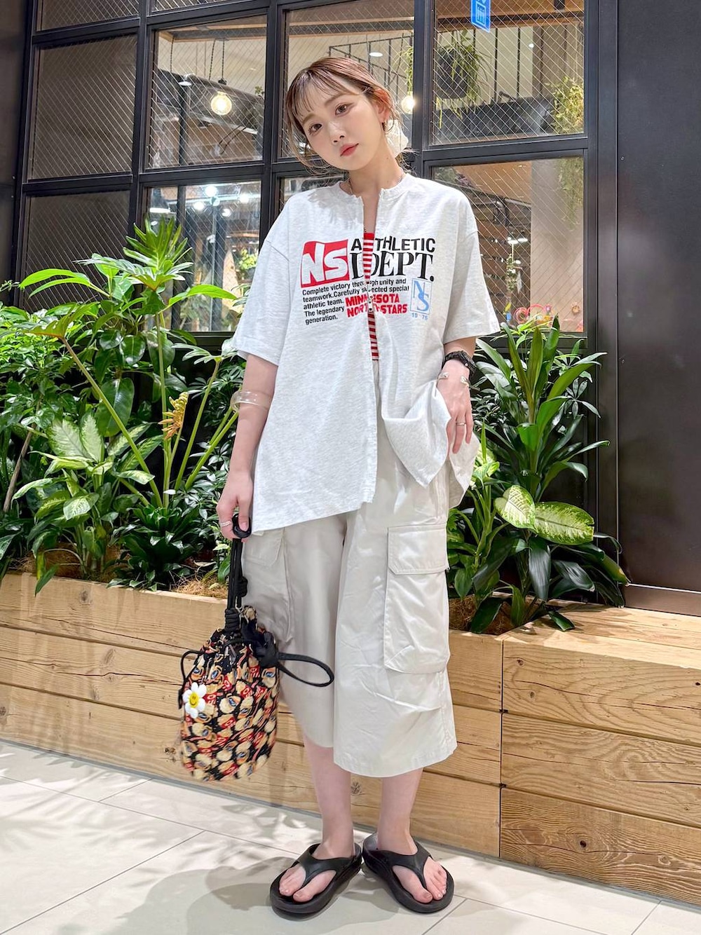 「差し色コーデ、低身長、個性派、デート/ロマンティック、女子会、旅行、niko and ...、Tシャツ、インナー、キャミソール、ハーフパンツ、パンツ、ショルダーバッグ、バッグ、サンダル」｜「niko and...のルームドライ/カップ付きキャミソール（キャミソール、レッド系）」を使った、すなぎもさん（レディース・153cm）の夏コーディネートの1枚目の写真