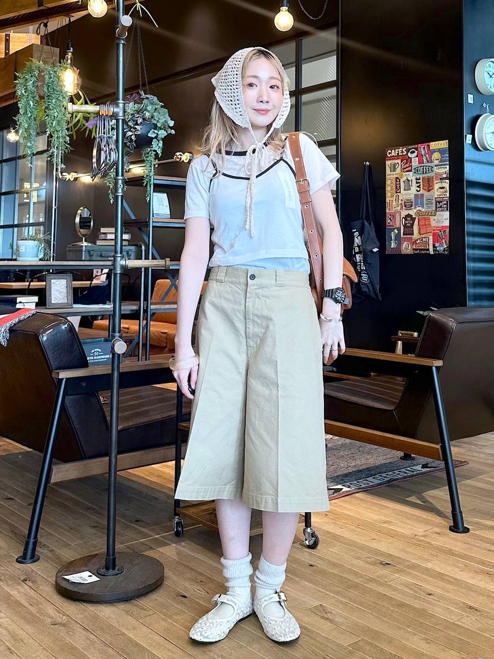 「差し色コーデ、低身長、個性派、デート/ロマンティック、女子会、旅行、niko and ...、キャミソール、Tシャツ、ハーフパンツ、パンツ、ショートパンツ、ショルダーバッグ、バッグ、パンプス」｜「niko and...の【WILLIAM B.ELIOTT】シアーレイヤードプルオーバー（Tシャツ/カットソー、ホワイト系）」を使った、すなぎもさん（レディース・153cm）の春コーディネートの1枚目の写真