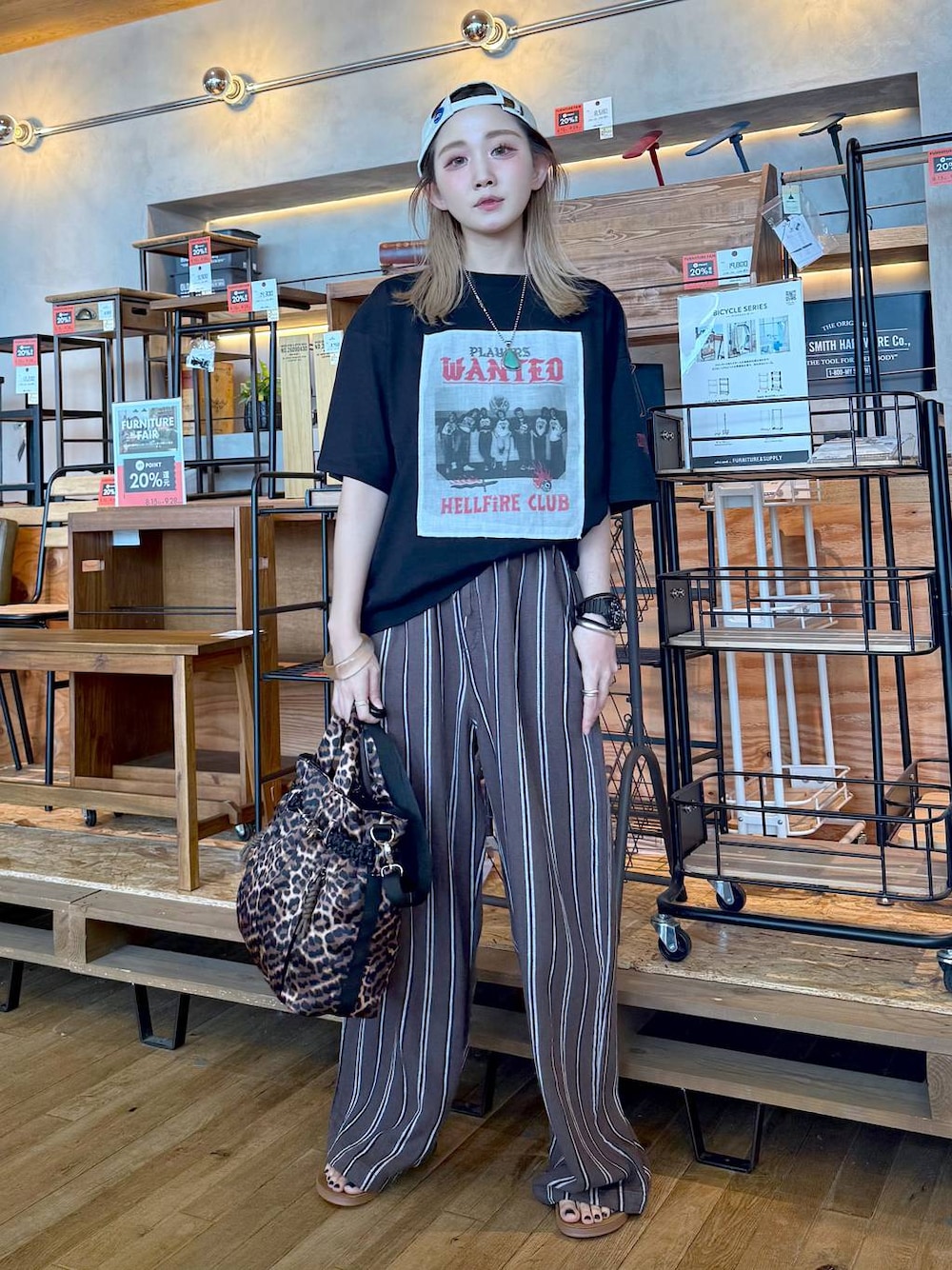 「差し色コーデ、低身長、個性派、デート/ロマンティック、女子会、旅行、niko and ...、キャップ、Tシャツ、ワイドパンツ、パンツ、ショルダーバッグ、バッグ、サンダル、夏コーデ」｜「niko and...の【STRANGER THINGS】コラボ ポスター風プリントTシャツ（Tシャツ/カットソー、ブラック系）」を使った、すなぎもさん（レディース・153cm）の夏コーディネートの1枚目の写真