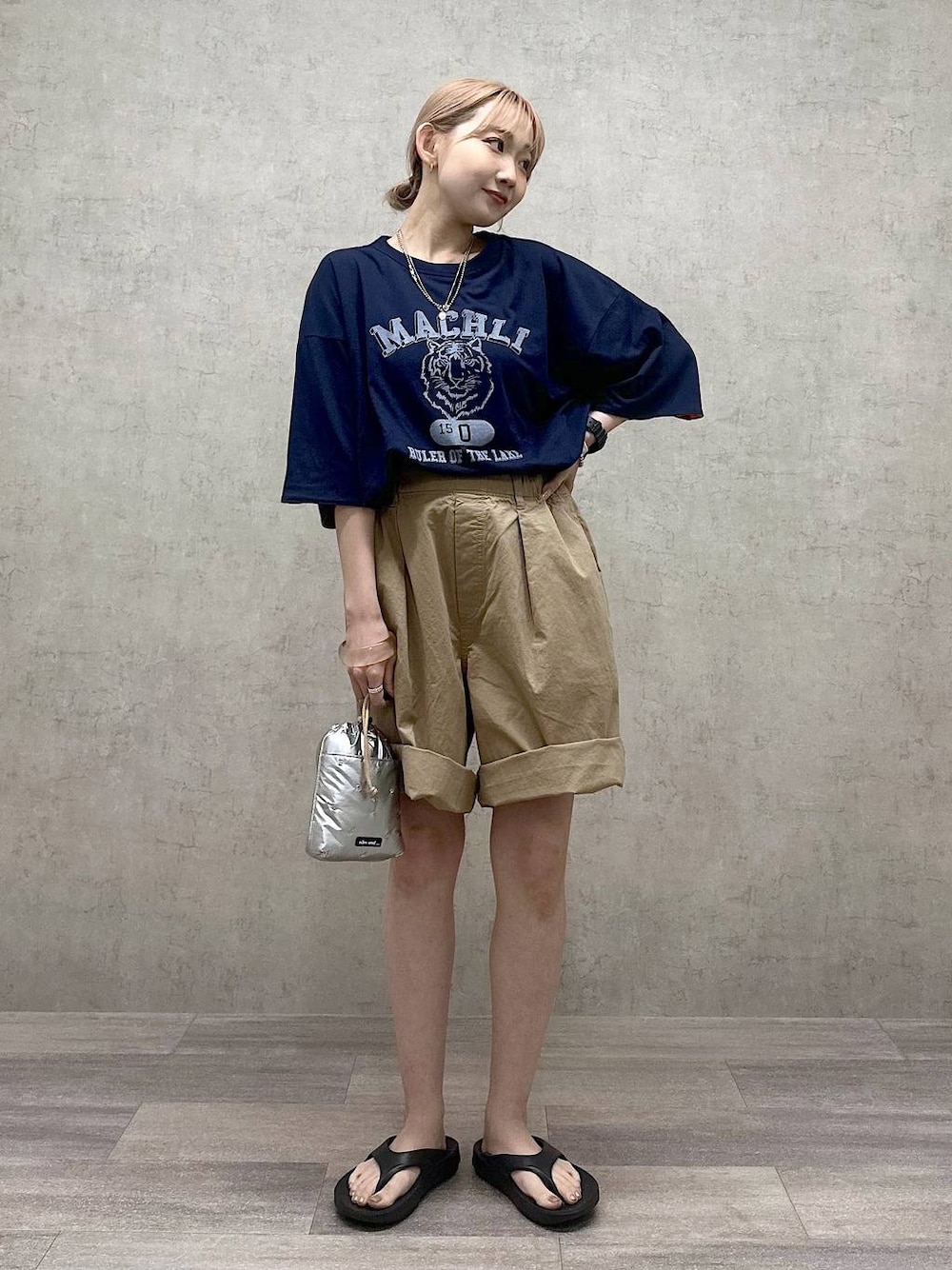 シルバー系のショルダーバッグ、ブルー系のTシャツ/カットソー、ブラック系のサンダルを着用したレディースの春コーディネートの1枚目の写真