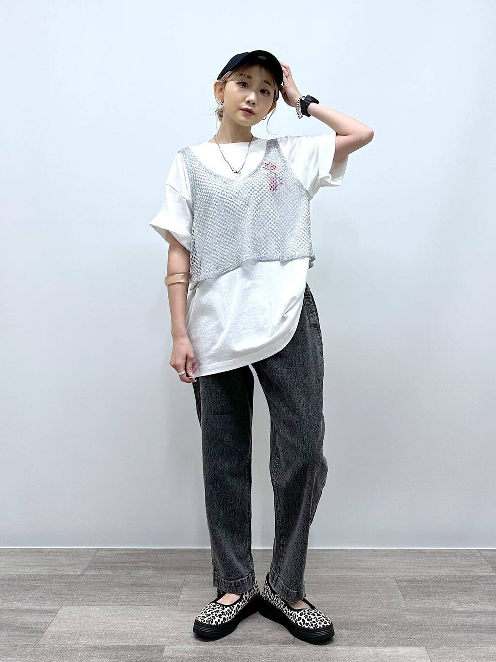 「差し色コーデ、低身長、個性派、デート/ロマンティック、女子会、旅行、niko and ...、キャップ、ベスト、Tシャツ、デニムパンツ、ワイドパンツ、テーパードパンツ、スニーカー、オーバーサイズ」｜「NEW ERAの【NEW ERA(ニューエラ)】別注9THIRTY EASY SNAP（キャップ、ブルー系）」を使った、すなぎもさん（レディース・153cm）の夏コーディネートの1枚目の写真