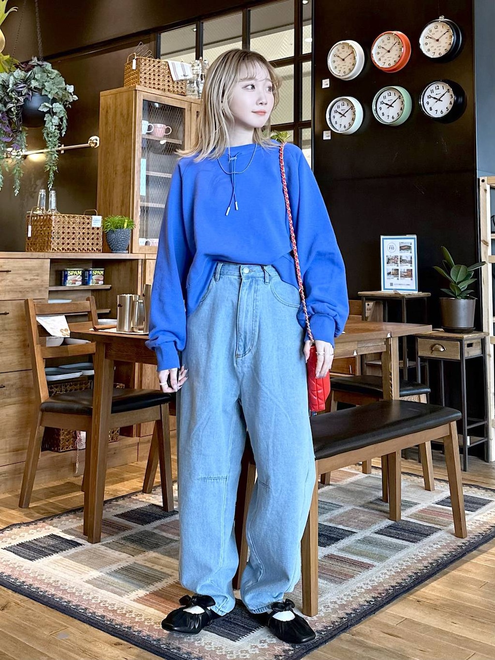 「差し色コーデ、低身長、個性派、デート/ロマンティック、女子会、旅行、niko and ...、スウェット、デニムパンツ、ワイドパンツ、ショルダーバッグ、バッグ、パンプス、ワントーン、オーバーサイズ」｜「niko and...の[MODE NORM CORE]コットン3Dパンツアソート（その他パンツ、ブルー系）」を使った、すなぎもさん（レディース・153cm）の春コーディネートの1枚目の写真