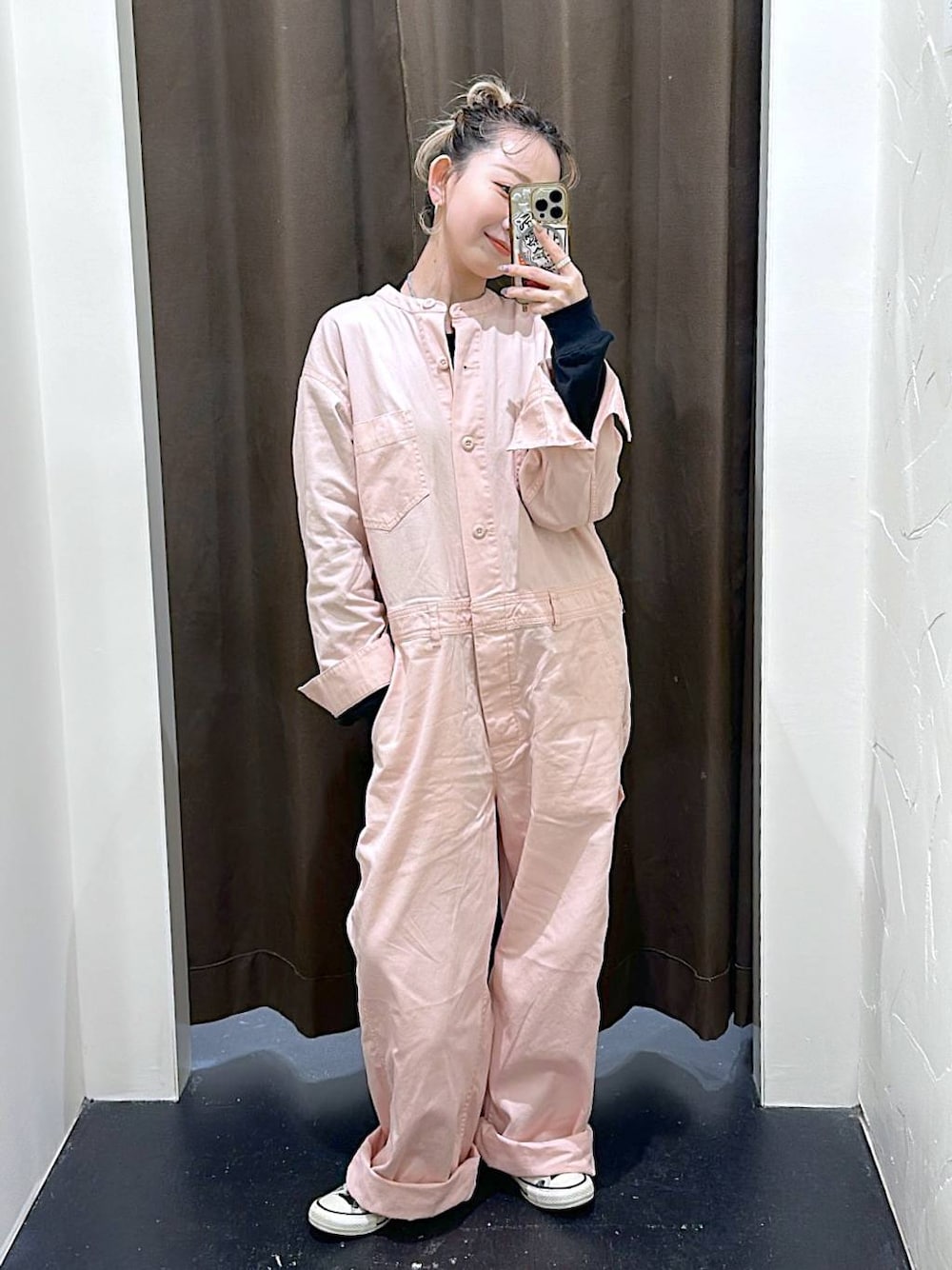 「差し色コーデ、低身長、個性派、デート/ロマンティック、女子会、旅行、niko and ...、Tシャツ、ロンT、ユニセックス、オーバーサイズ、セットアップ、春コーデ、メンズライク」｜「niko and...のワークジャンプスーツ（つなぎ/オールインワン、ピンク系）」を使った、すなぎもさん（レディース・153cm）の春コーディネートの1枚目の写真