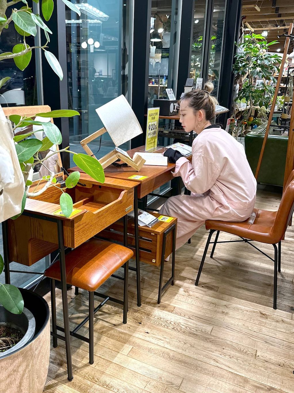「差し色コーデ、低身長、個性派、デート/ロマンティック、女子会、旅行、niko and ...、セットアップ、家具、オーバーサイズ、春コーデ、春色」｜「niko and...のワークジャンプスーツ（つなぎ/オールインワン、ピンク系）」を使った、すなぎもさん（レディース・153cm）の春コーディネートの1枚目の写真