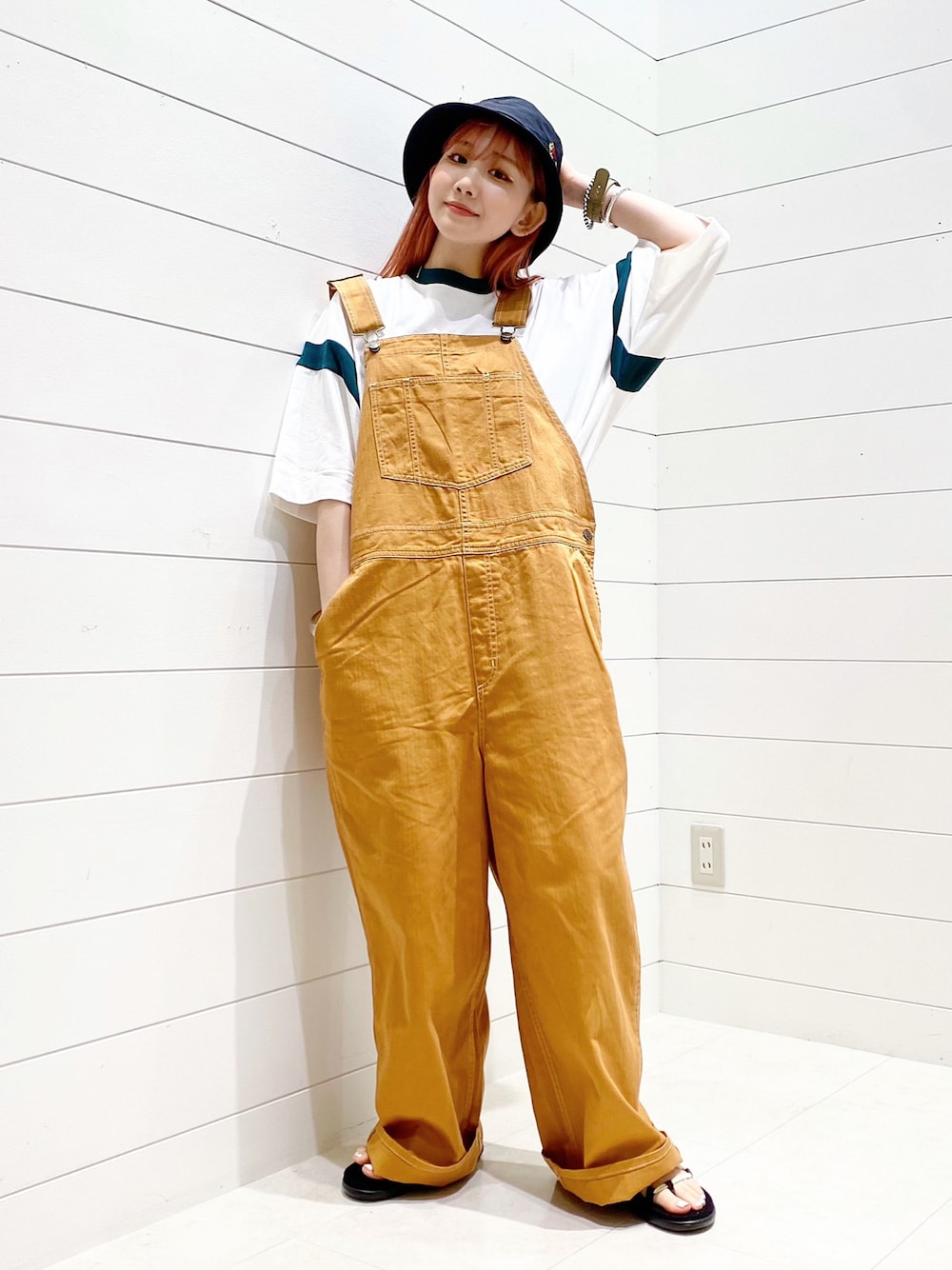 ホワイト系のTシャツ/カットソー、イエロー系のサロペット/オーバーオール、ホワイト系のサンダルを着用したレディースの夏コーディネートの1枚目の写真