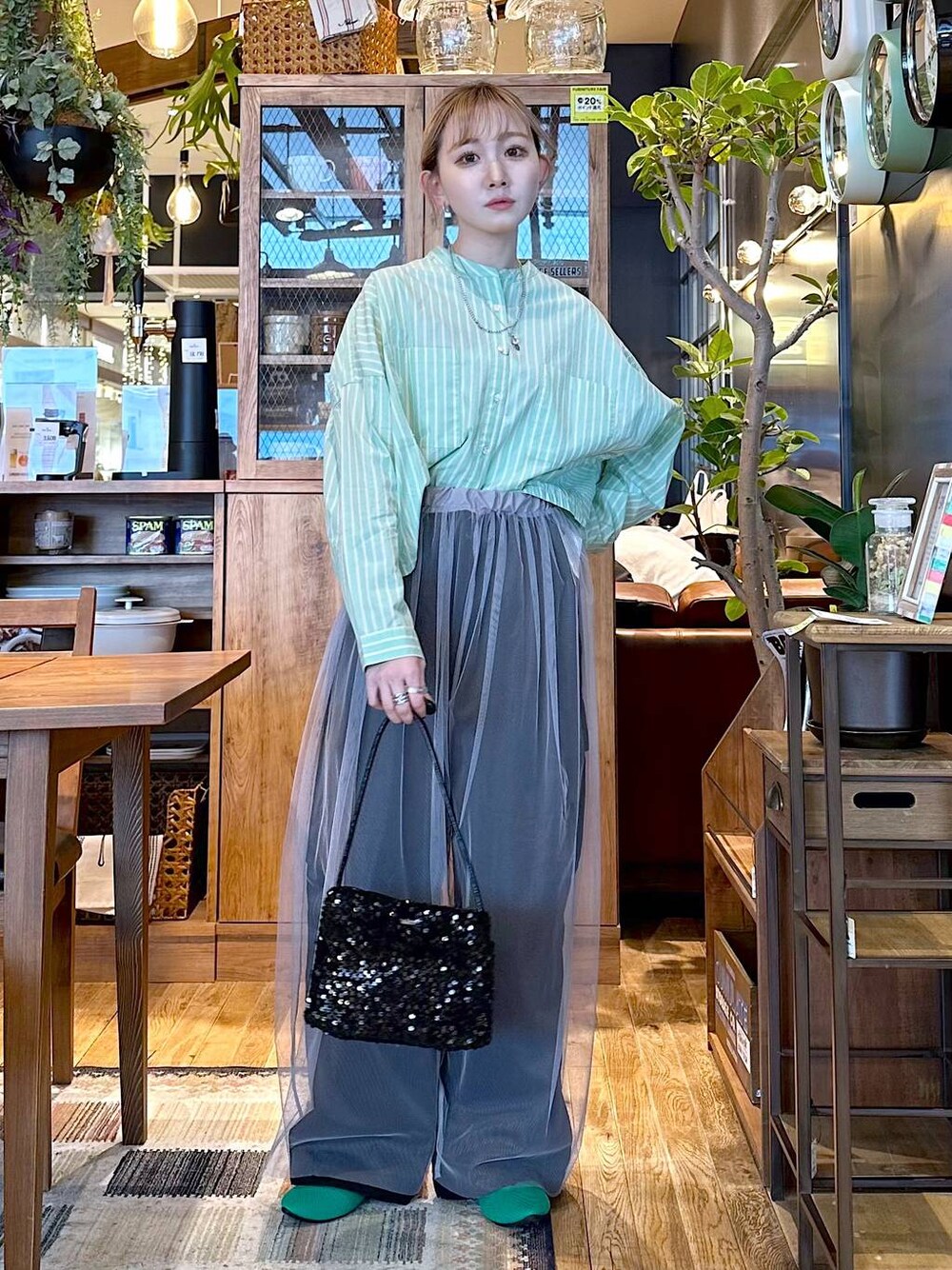 ブラック系のその他パンツ、グリーン系のパンプス、ブラック系のショルダーバッグを着用したレディースの冬コーディネートの1枚目の写真