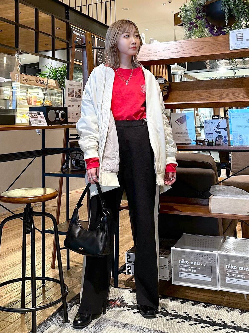 「ロンT、差し色コーデ、低身長、個性派、デート/ロマンティック、女子会、旅行、niko and ...、ミリタリー、ミリタリージャケット、Tシャツ、ワイドパンツ、ニット、ショルダーバッグ、バッグ」｜「niko and...の【ALLIED(アライド)】モンスターMA-1（MA-1、ベージュ系）」を使った、すなぎもさん（レディース・153cm）の冬コーディネートの1枚目の写真