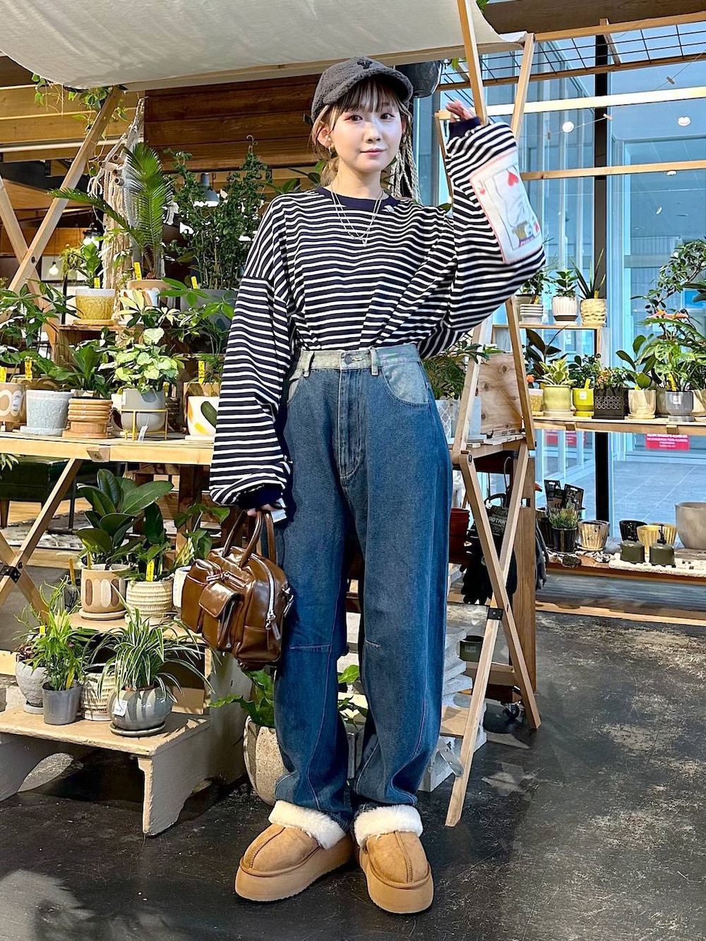 ブルー系のその他パンツ、ブラウン系のショルダーバッグ、イエロー系のスリッポンを着用したレディースの秋コーディネートの1枚目の写真
