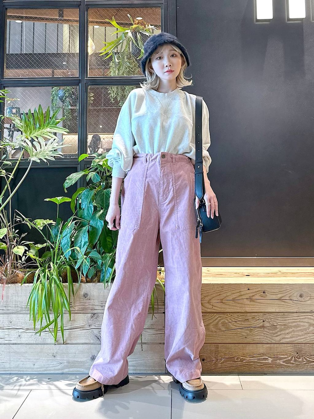 「差し色コーデ、低身長、個性派、デート/ロマンティック、女子会、旅行、niko and...、ハット、スウェット、ワイドパンツ、ショルダーバッグ、バッグ、秋コーデ、冬コーデ、セールコーデ」｜「niko and...のビンテージ風コーデュロイパンツ（その他パンツ、ピンク系）」を使った、すなぎもさん（レディース・153cm）の秋コーディネートの1枚目の写真