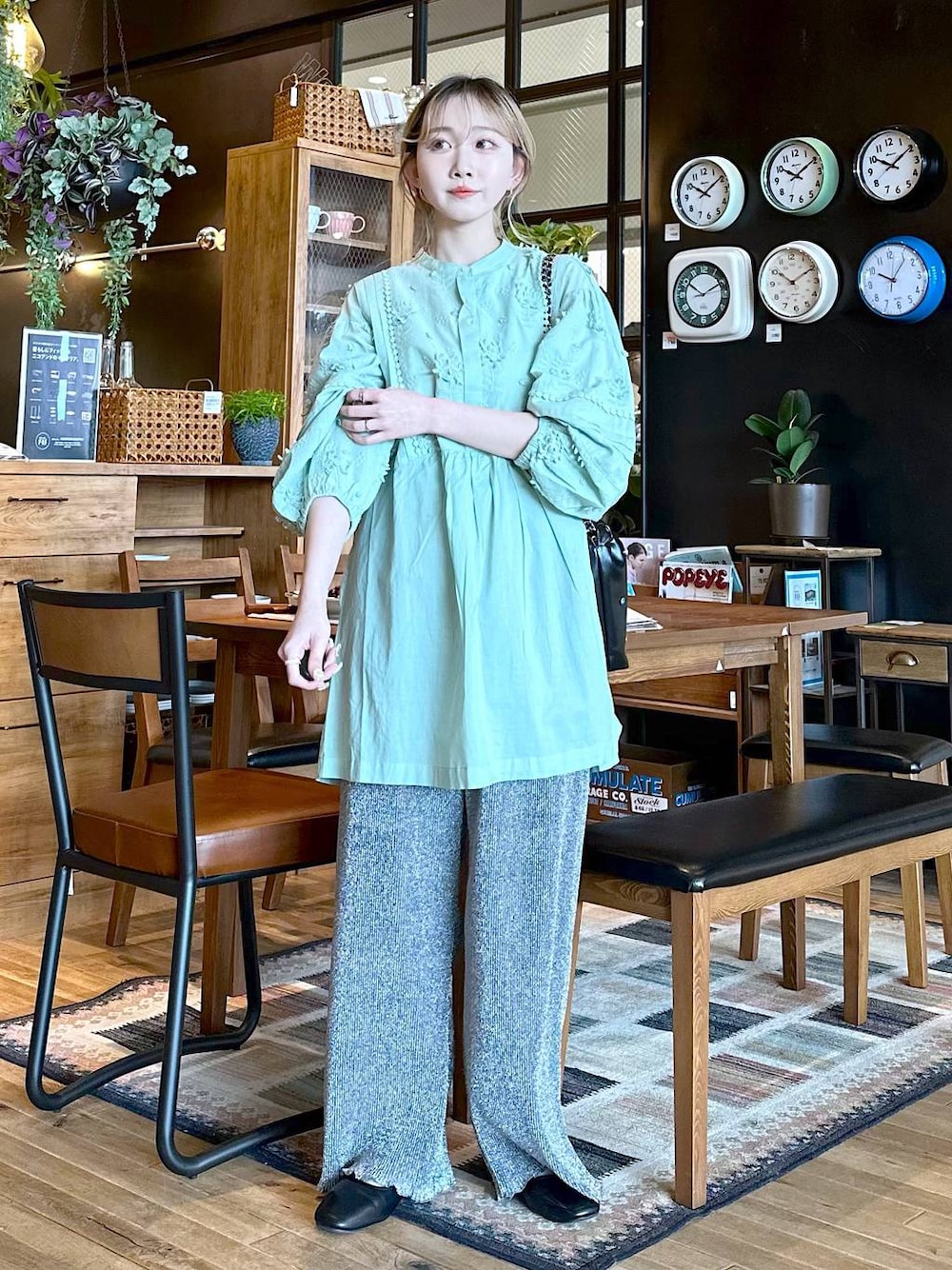 「差し色コーデ、低身長、個性派、デート/ロマンティック、女子会、旅行、niko and ...、ワンピース、ブラウス、ワイドパンツ、パンツ、ショルダーバッグ、バッグ、パンプス、オーバーサイズ」｜「tiny tinyのビジューチェーンショルダーバッグ[tiny tiny(ティニーティニー)]（ショルダーバッグ、ブラック系）」を使った、すなぎもさん（レディース・153cm）の春コーディネートの1枚目の写真