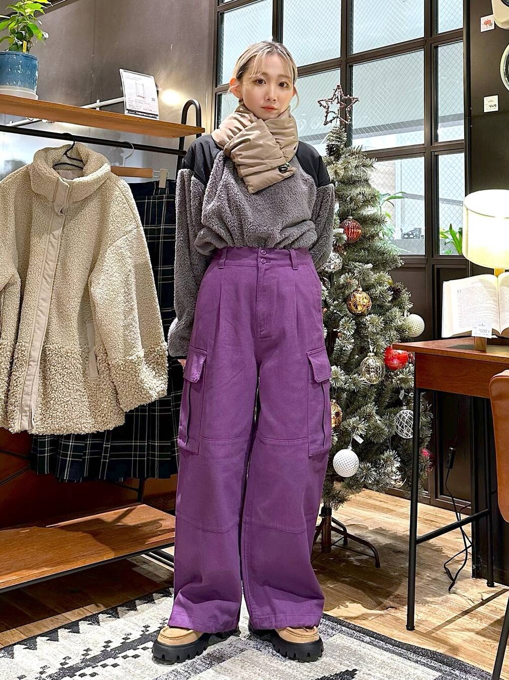 「差し色コーデ、低身長、個性派、デート/ロマンティック、女子会、旅行、niko and ...、ピアス、マフラー、ワイドパンツ、オーバーサイズ、アウトドア、メンズライク、スポーティ、冬コーデ」｜「niko and...のSilver925 フープピアス（ピアス（両耳用）、グレー系）」を使った、すなぎもさん（レディース・153cm）の秋コーディネートの1枚目の写真