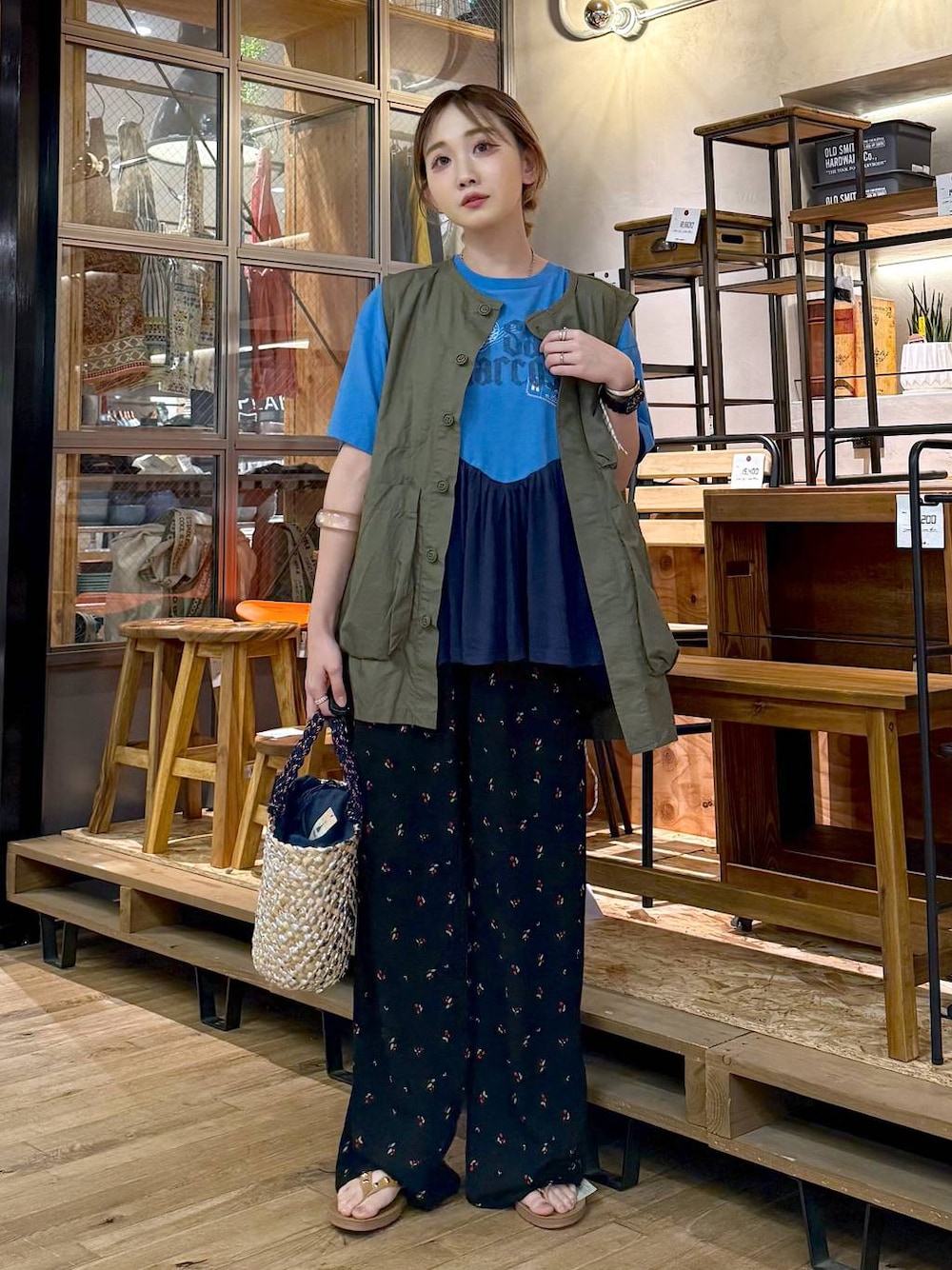 イエロー系のサンダル、ブラック系のその他パンツ、ブルー系のTシャツ/カットソーを着用したレディースの夏コーディネートの1枚目の写真