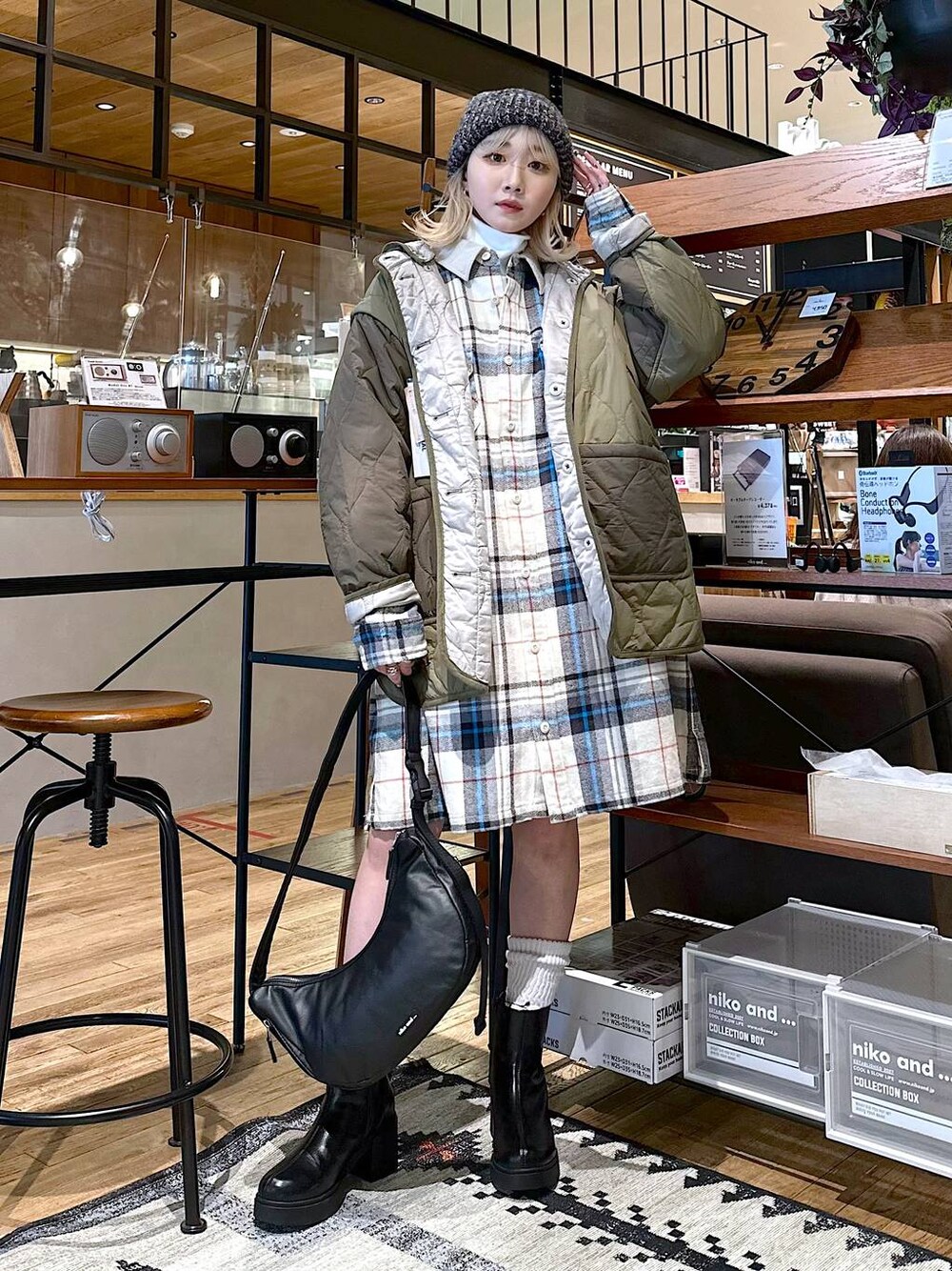 「差し色コーデ、低身長、個性派、デート/ロマンティック、女子会、旅行、niko and ...、ニット帽、ミリタリー、ミリタリージャケット、シャツ、シャツワンピース、Tシャツ、ロンT、アウター」｜「niko and...のSilver925 フープピアス（ピアス（両耳用）、グレー系）」を使った、すなぎもさん（レディース・153cm）の冬コーディネートの1枚目の写真