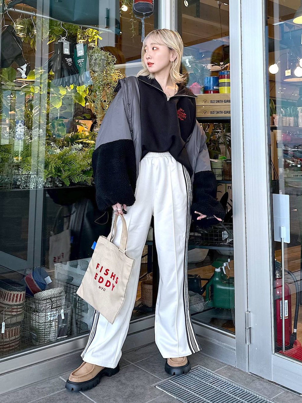 イエロー系のモカシン/デッキシューズ、ベージュ系のトートバッグ、ベージュ系のその他パンツを着用したレディースの秋コーディネートの1枚目の写真