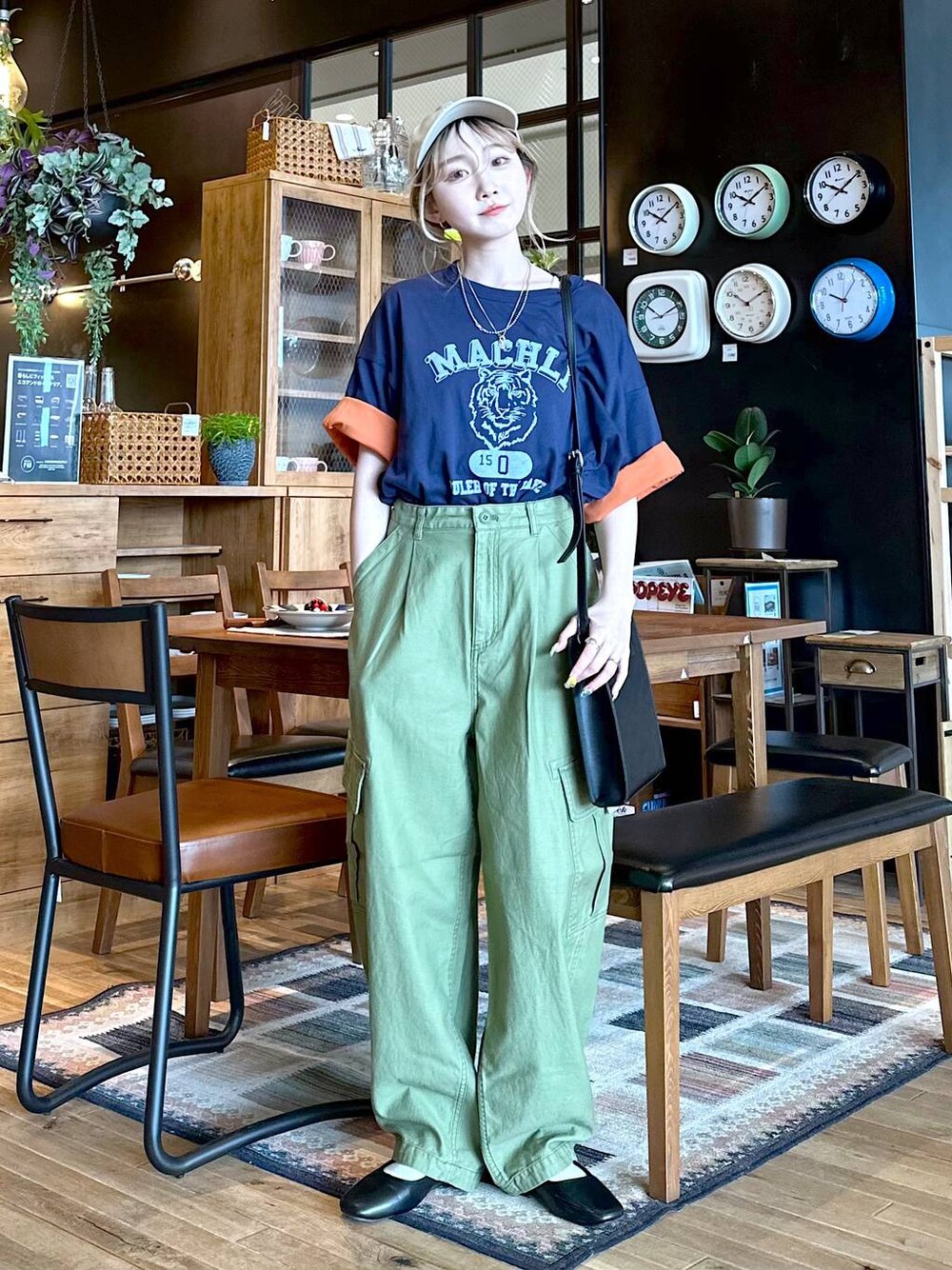 ブルー系のTシャツ/カットソー、その他のパンプス、グリーン系のカーゴパンツを着用したレディースの春コーディネートの1枚目の写真