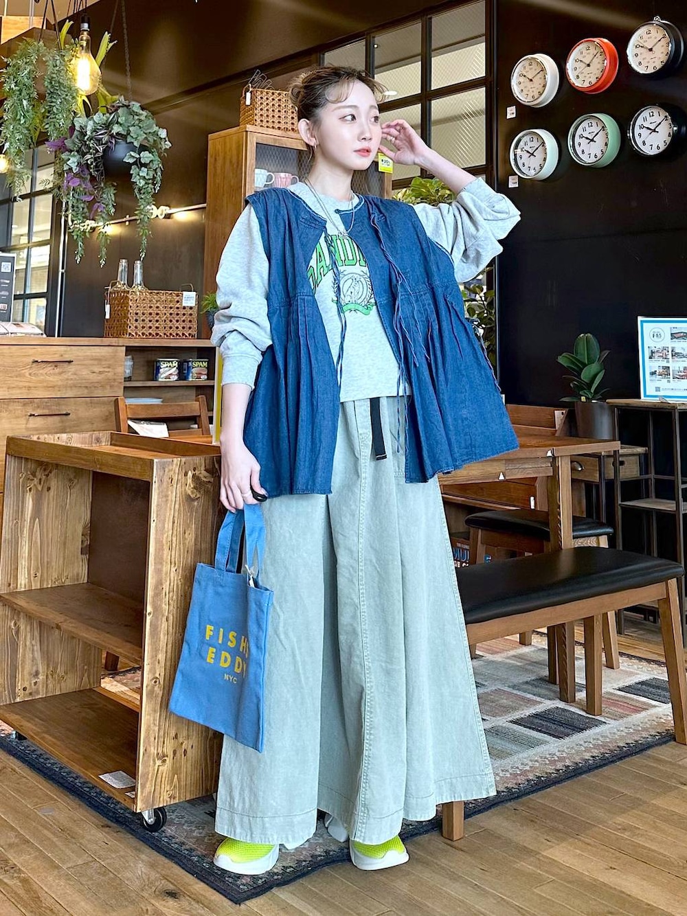 「差し色コーデ、低身長、個性派、デート/ロマンティック、女子会、旅行、niko and ...、ベスト、デニムジャケット、スウェット、ロングスカート、スカート、トートバッグ、バッグ、FISHS EDDY」｜「niko and...のオリジナルメッシュスニーカー（スニーカー、グリーン系）」を使った、すなぎもさん（レディース・153cm）の春コーディネートの1枚目の写真