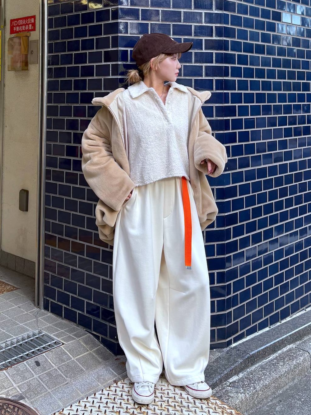 ベージュ系のブルゾン、ベージュ系のその他パンツ、ベージュ系のポロシャツを着用したレディースの秋コーディネートの1枚目の写真