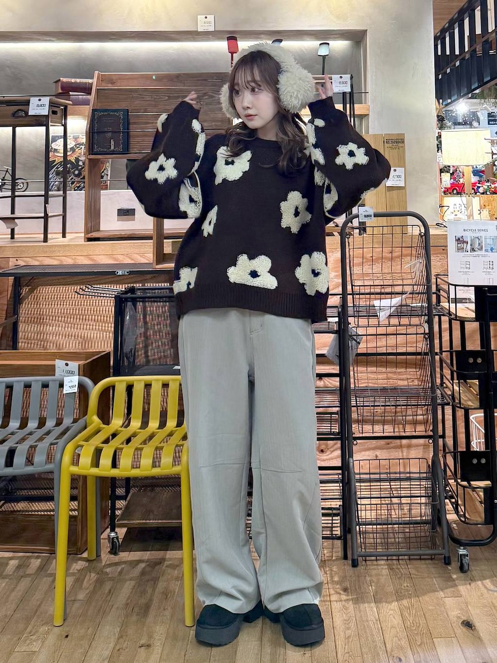 ブラック系のブーツ、ブラウン系のニット/セーター、グレー系のその他パンツを着用したレディースの冬コーディネートの1枚目の写真