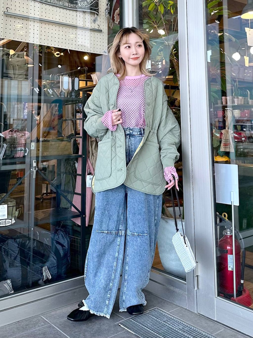 「差し色コーデ、低身長、個性派、デート/ロマンティック、女子会、旅行、niko and ...、ミリタリー、ミリタリージャケット、キャミソール、アウター、ジャケット、デニムパンツ、ワイドパンツ、ショルダーバッグ」｜「niko and...のリバーシブルキルトジャケット（その他アウター、グリーン系）」を使った、すなぎもさん（レディース・153cm）の春コーディネートの1枚目の写真