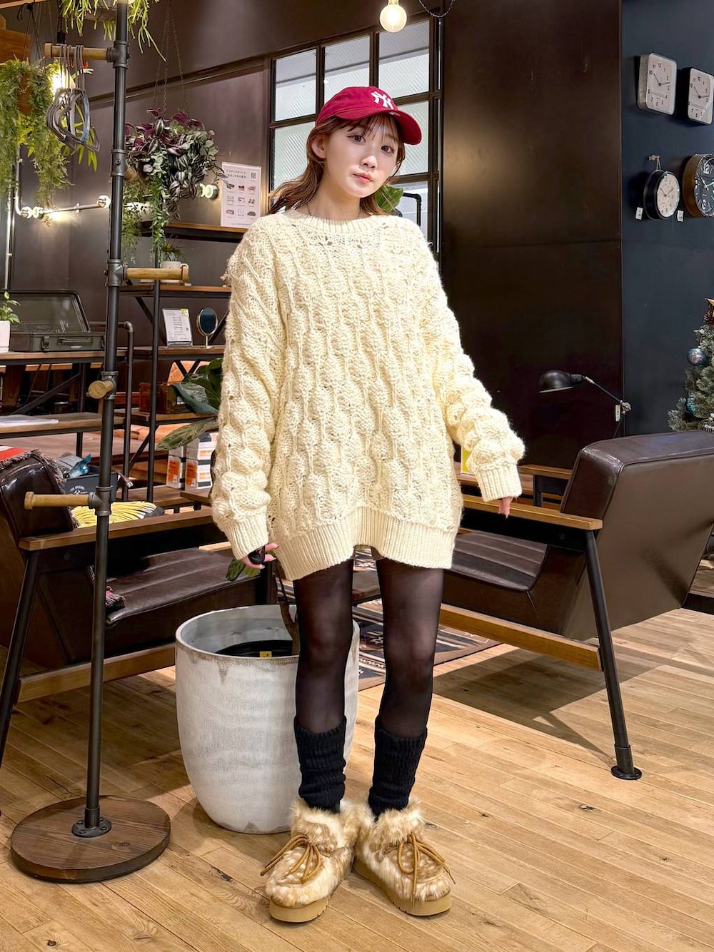 その他のモカシン/デッキシューズ、ベージュ系のニット/セーターを着用したレディースの秋コーディネートの1枚目の写真