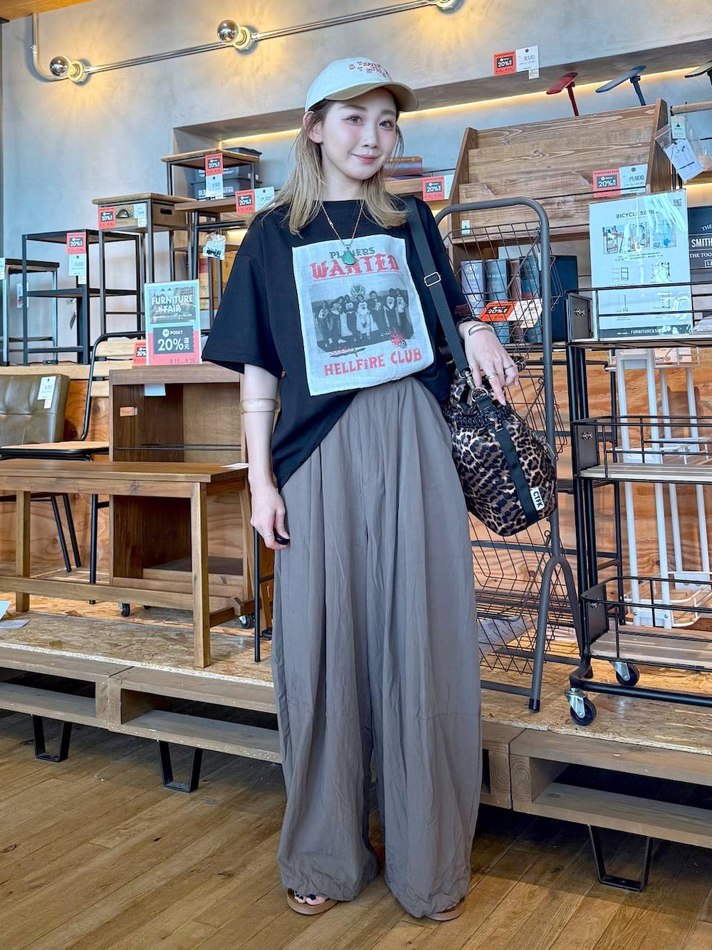 「差し色コーデ、低身長、個性派、デート/ロマンティック、女子会、旅行、niko and ...、キャップ、Tシャツ、ワイドパンツ、パンツ、ショルダーバッグ、バッグ、サンダル、夏コーデ」｜「niko and...の【STRANGER THINGS】コラボ ポスター風プリントTシャツ（Tシャツ/カットソー、ブラック系）」を使った、すなぎもさん（レディース・153cm）の夏コーディネートの1枚目の写真