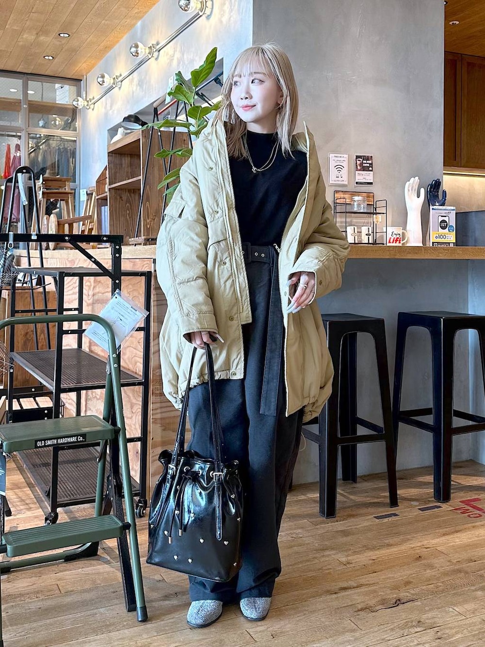 グレー系のその他パンツ、グレー系のブーツ、ベージュ系のブルゾンを着用したレディースの冬コーディネートの1枚目の写真