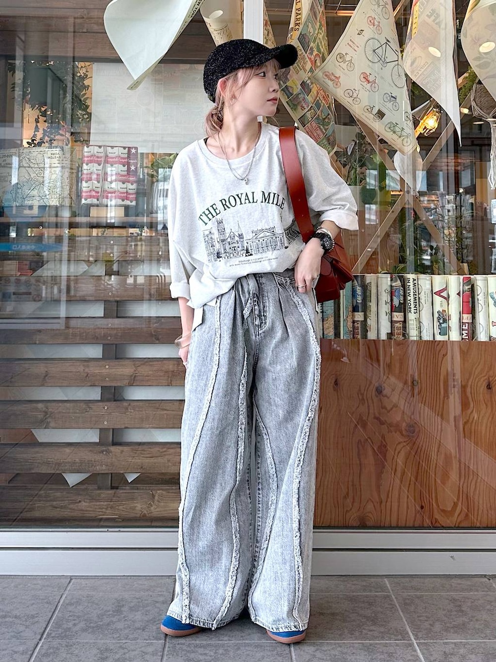 ベージュ系のTシャツ/カットソー、グレー系のデニムパンツ、ブラウン系のショルダーバッグを着用したレディースの夏コーディネートの1枚目の写真