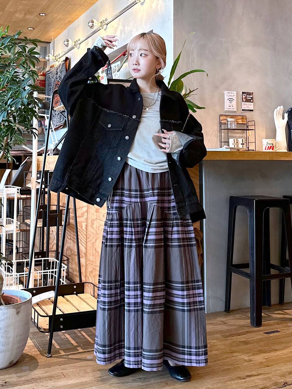 「差し色コーデ、低身長、個性派、デート/ロマンティック、女子会、旅行、niko and ...、ジャケット、ジャケットスタイル、デニムジャケット、Tシャツ、ロンT、ワイドパンツ、パンツ、ショルダーバッグ」｜「niko and...の[MODE NORM CORE]コットン塩縮チェックパンツ（その他パンツ、グレー系）」を使った、すなぎもさん（レディース・153cm）の夏コーディネートの1枚目の写真