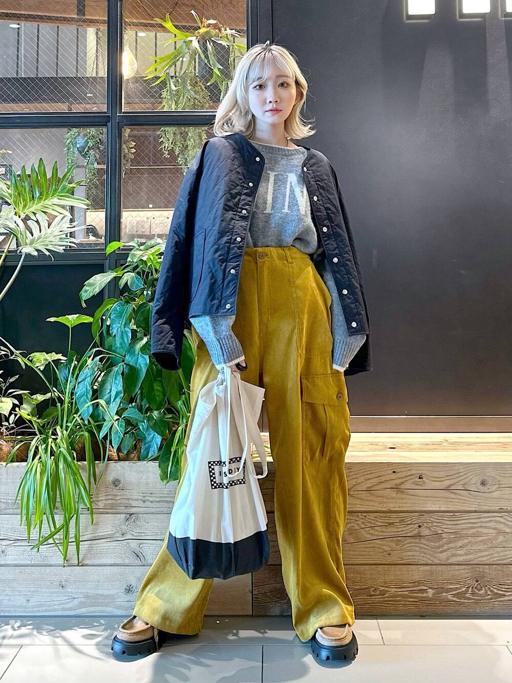 「バッグ、差し色コーデ、低身長、個性派、デート/ロマンティック、女子会、旅行、niko and...、アウター、ニット、ワイドパンツ、トートバッグ、FISHS EDDY、秋コーデ、冬コーデ」｜「niko and...の[Fishs Eddy(フィッシュエディ)]パッカブルトートバッグ（トートバッグ、ブラック系）」を使った、すなぎもさん（レディース・153cm）の秋コーディネートの1枚目の写真