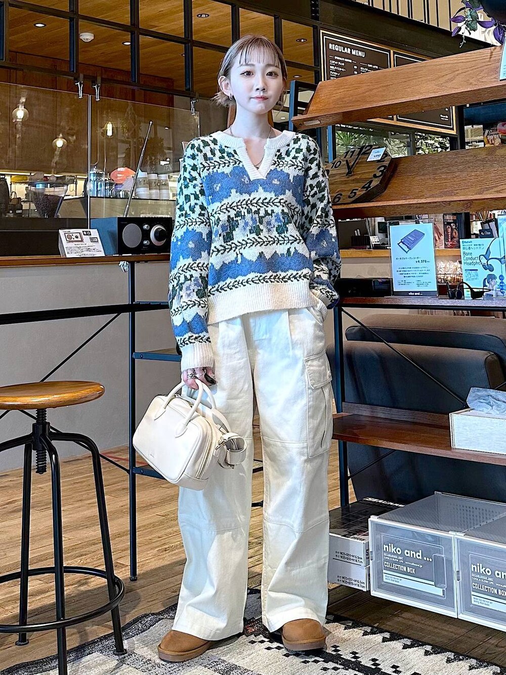 「差し色コーデ、低身長、個性派、旅行、niko and ...、女子会、デート/ロマンティック、ニット、ワイドパンツ、ショルダーバッグ、バッグ、ブーツ、ワントーン、オーバーサイズ」｜「niko and...のオリジナルシューズケース2個セット（収納グッズ、その他）」を使った、すなぎもさん（レディース・153cm）の冬コーディネートの1枚目の写真