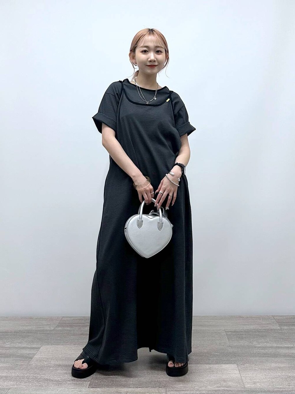 「差し色コーデ、低身長、個性派、デート/ロマンティック、女子会、旅行、niko and ...、Tシャツ、キャミソール、キャミワンピース、ワンピース、セットアップ、レイヤードスタイル、ショルダーバッグ、ハンドバッグ」｜「tiny tinyのハート2WAYトートバッグ[tiny tiny(ティニーティニー)]（ショルダーバッグ、シルバー系）」を使った、すなぎもさん（レディース・153cm）の春コーディネートの1枚目の写真