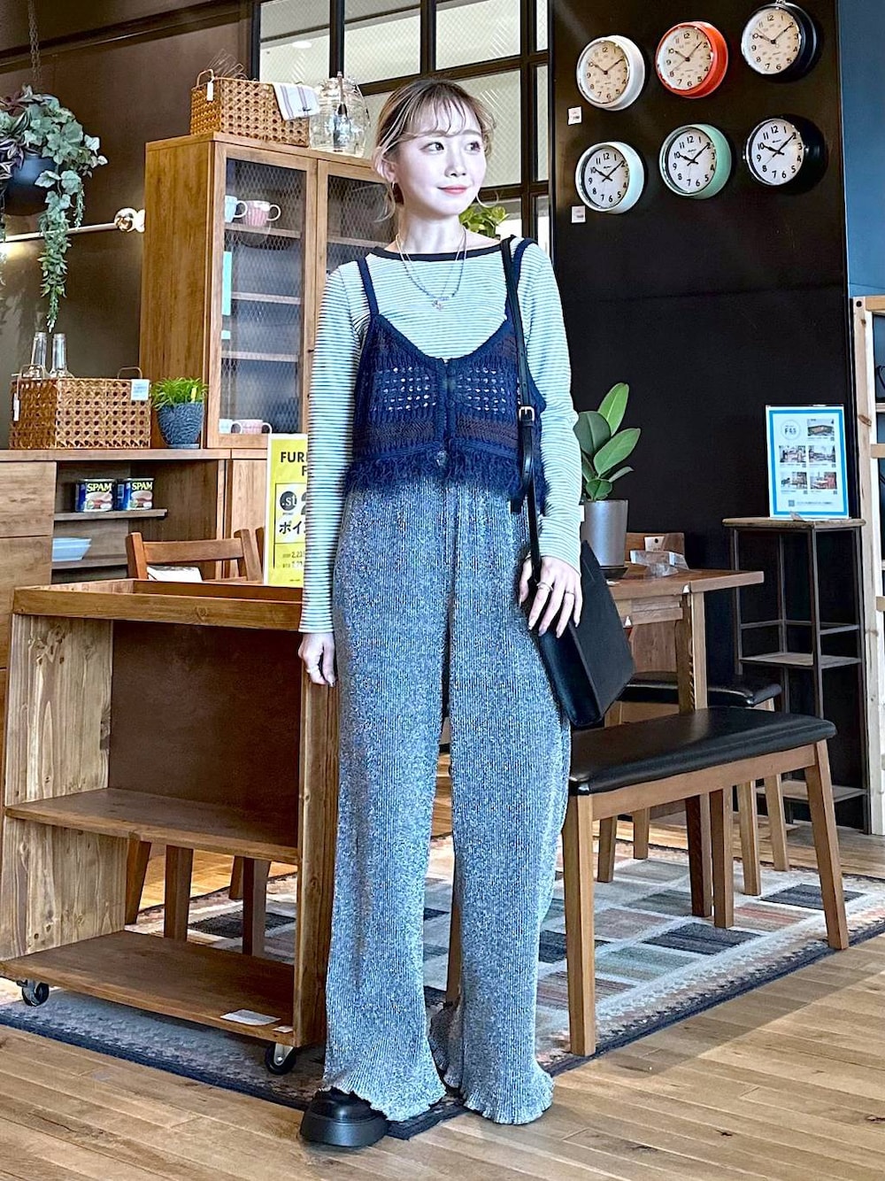 「差し色コーデ、低身長、個性派、デート/ロマンティック、女子会、旅行、niko and ...、Tシャツ、ロンT、ワイドパンツ、ショルダーバッグ、バッグ、春コーデ、モノトーン」｜「niko and...の[MODE NORM CORE]メッシュフリンジビスチェ（その他トップス、ブルー系）」を使った、すなぎもさん（レディース・153cm）の春コーディネートの1枚目の写真