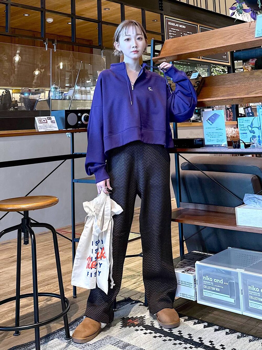 「差し色コーデ、冬コーデ、低身長、個性派、デート/ロマンティック、女子会、旅行、niko and ...、スウェット、ニット、ワイドパンツ、トートバッグ、バッグ、ブーツ、FISHS EDDY」｜「Fishs Eddyの[Fishs Eddy(フィッシュエディ)]巾着トートバッグ（トートバッグ、その他）」を使った、すなぎもさん（レディース・153cm）の冬コーディネートの1枚目の写真