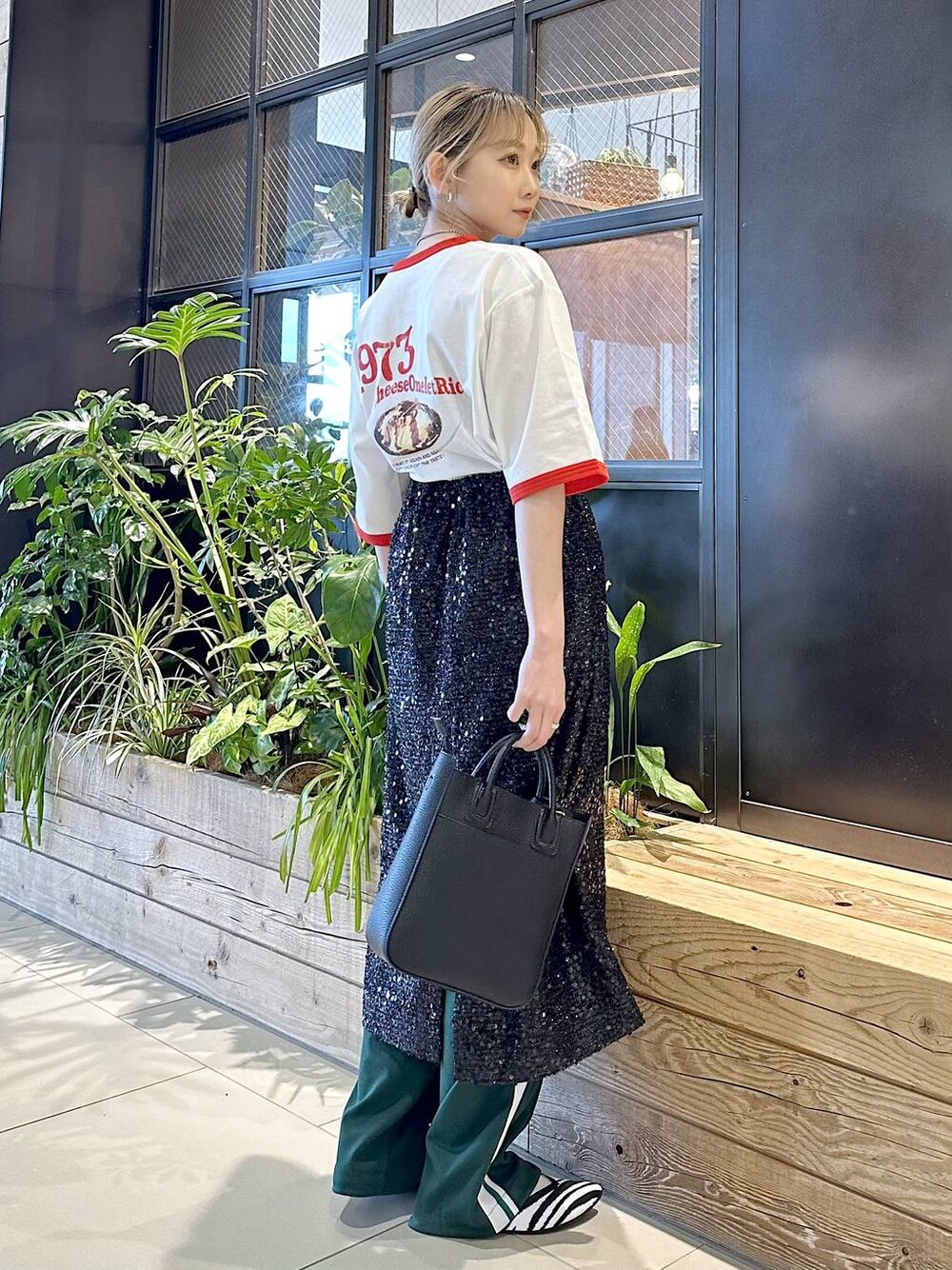 「ショルダーバッグ、差し色コーデ、低身長、個性派、デート/ロマンティック、女子会、旅行、niko and ...、Tシャツ、スカート、ワイドパンツ、パンツ、ユニセックス、バッグ、ハンドバッグ」｜「niko and...のスパンコールスカート（スカート、ブラック系）」を使った、すなぎもさん（レディース・153cm）の春コーディネートの1枚目の写真