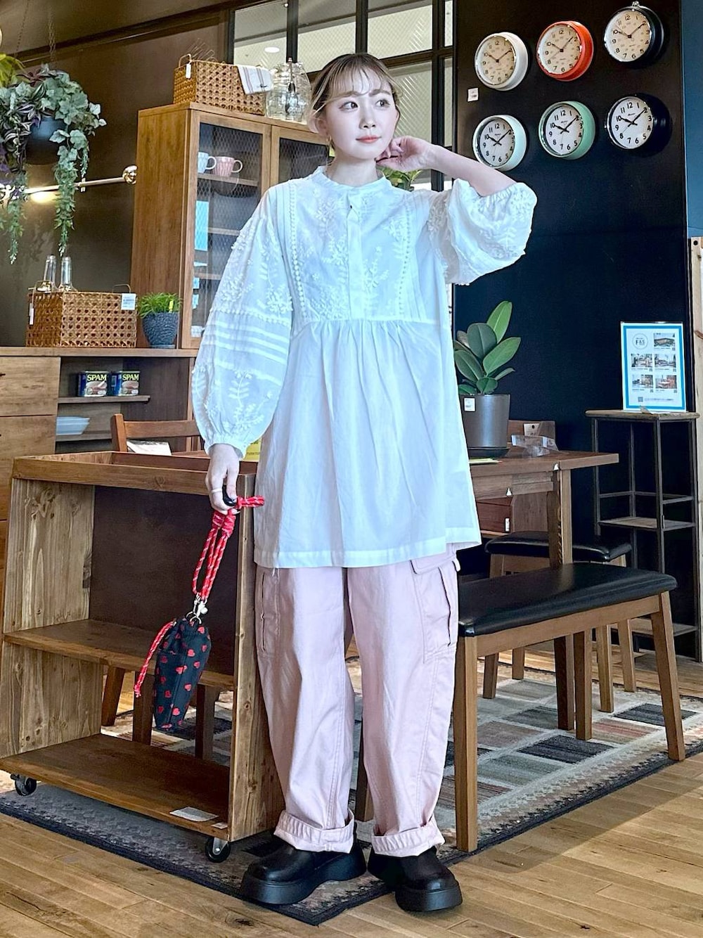 「差し色コーデ、低身長、個性派、デート/ロマンティック、女子会、旅行、niko and ...、ワンピース、ブラウス、ワイドパンツ、パンツ、ショルダーバッグ、バッグ、オーバーサイズ、春コーデ」｜「niko and...のオリジナル細コードショルダー巾着バッグN（ショルダーバッグ、ブラック系）」を使った、すなぎもさん（レディース・153cm）の春コーディネートの1枚目の写真