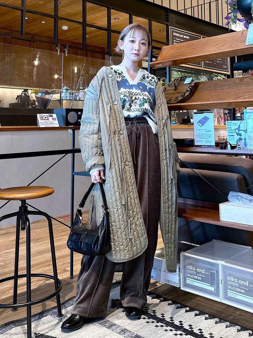 「差し色コーデ、低身長、個性派、ショルダーバッグ、バッグ、ショートブーツ、ブーツ、冬コーデ、デート/ロマンティック、女子会、旅行、niko and ...、アウター、コート、ミリタリー」｜「niko and...のオリジナルシューズケース2個セット（収納グッズ、その他）」を使った、すなぎもさん（レディース・153cm）の冬コーディネートの1枚目の写真