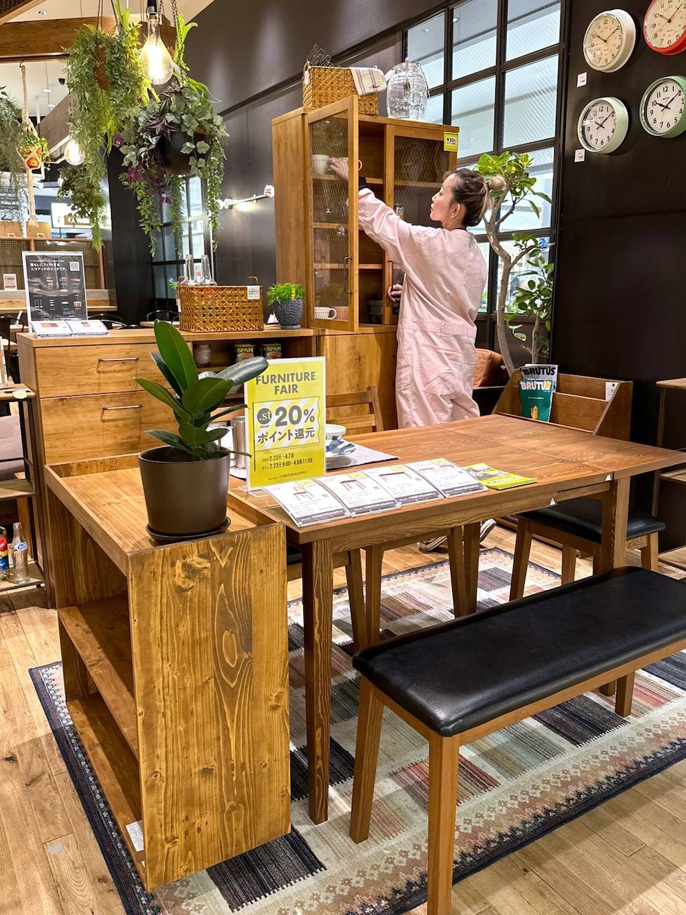「差し色コーデ、低身長、個性派、デート/ロマンティック、女子会、旅行、niko and ...、家具、セットアップ」｜「niko and...のワークジャンプスーツ（つなぎ/オールインワン、ピンク系）」を使った、すなぎもさん（レディース・153cm）の春コーディネートの1枚目の写真