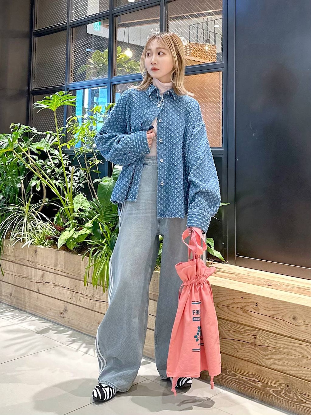 「差し色コーデ、低身長、個性派、デート/ロマンティック、女子会、旅行、niko and ...、デニムパンツ、シャツ、ワイドパンツ、トートバッグ、バッグ、パンプス、オーバーサイズ、セットアップ」｜「niko and...のオリジナル巾着トートバッグ（トートバッグ、ピンク系）」を使った、すなぎもさん（レディース・153cm）の冬コーディネートの1枚目の写真