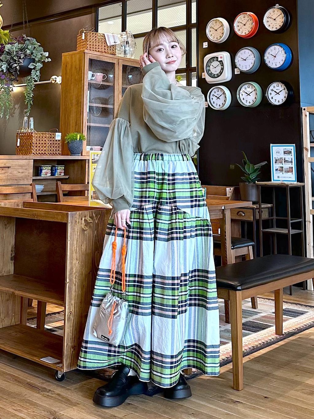 「差し色コーデ、低身長、個性派、デート/ロマンティック、女子会、旅行、niko and ...、Tシャツ、ロンT、ワイドパンツ、パンツ、ショルダーバッグ、バッグ、春コーデ、オーバーサイズ」｜「niko and...の[MODE NORM CORE]コットン塩縮チェックパンツ（その他パンツ、グリーン系）」を使った、すなぎもさん（レディース・153cm）の春コーディネートの1枚目の写真