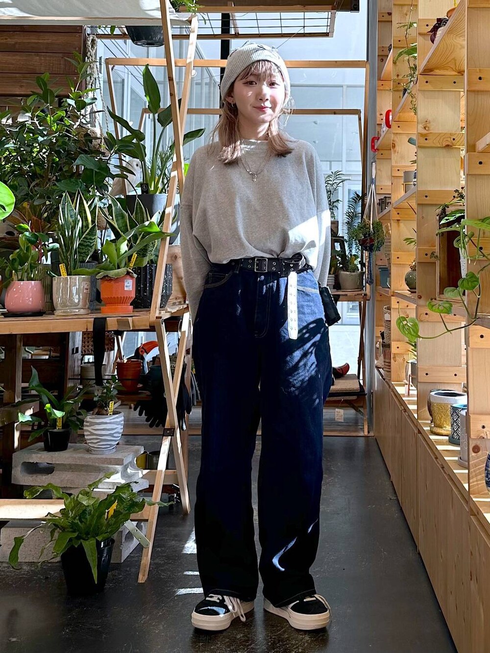 「差し色コーデ、低身長、個性派、デート/ロマンティック、女子会、旅行、niko and ...、ニット帽、スウェット、デニムパンツ、ワイドパンツ、パンツ、メンズライク、オーバーサイズ、シンプルコーデ」｜「niko and...のワイド5ポケットデニムパンツ【niko and ...JEANS 2024AW】（デニムパンツ、ブルー系）」を使った、すなぎもさん（レディース・153cm）の秋コーディネートの1枚目の写真