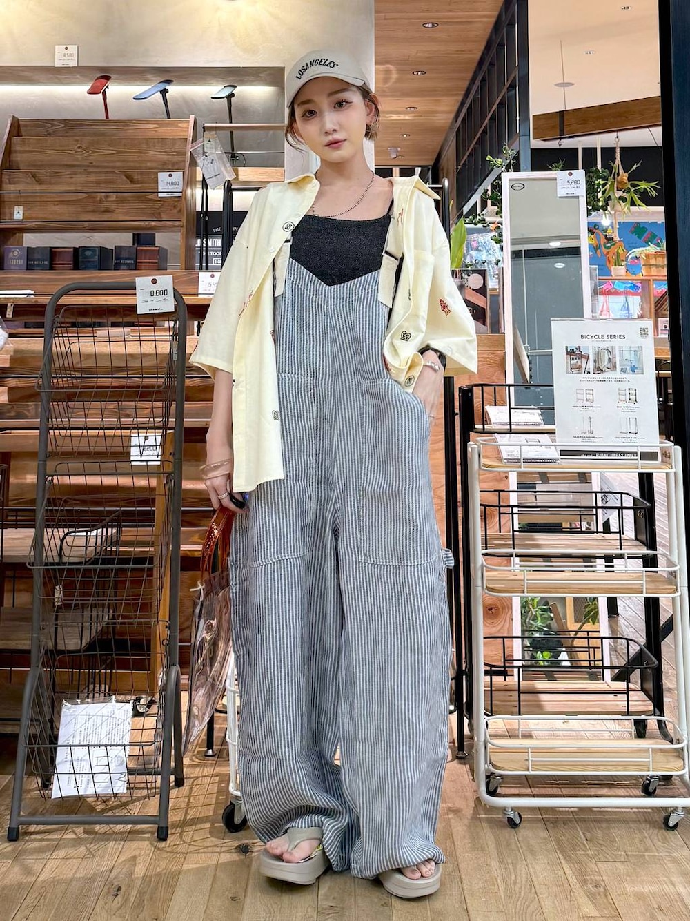 「差し色コーデ、低身長、個性派、デート/ロマンティック、女子会、旅行、niko and ...、キャップ、シャツ、シャツスタイル、オーバーサイズ、サロペット、トートバッグ、ハンドバッグ、バッグ」｜「niko and...のオリジナルアソートロゴ刺繍キャップ（キャップ、ベージュ系）」を使った、すなぎもさん（レディース・153cm）の春コーディネートの1枚目の写真