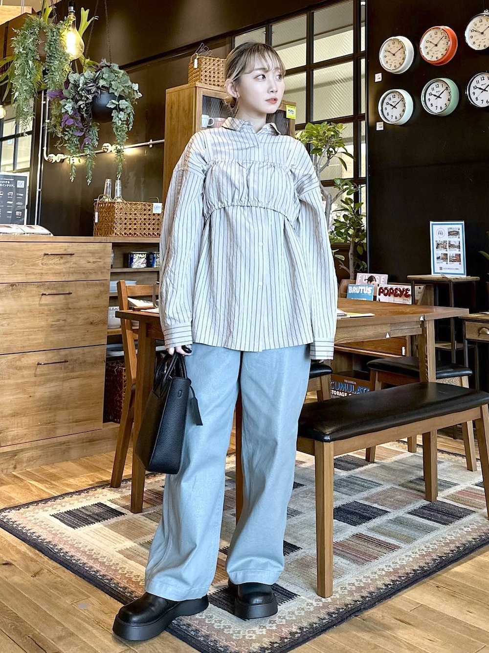 「差し色コーデ、低身長、個性派、デート/ロマンティック、女子会、旅行、niko and ...、シャツ、ワイドパンツ、バッグ、パンツ、ハンドバッグ、オーバーサイズ、春コーデ」｜「niko and...のオリジナルライト2WAYトートバッグ（トートバッグ、ブラック系）」を使った、すなぎもさん（レディース・153cm）の春コーディネートの1枚目の写真