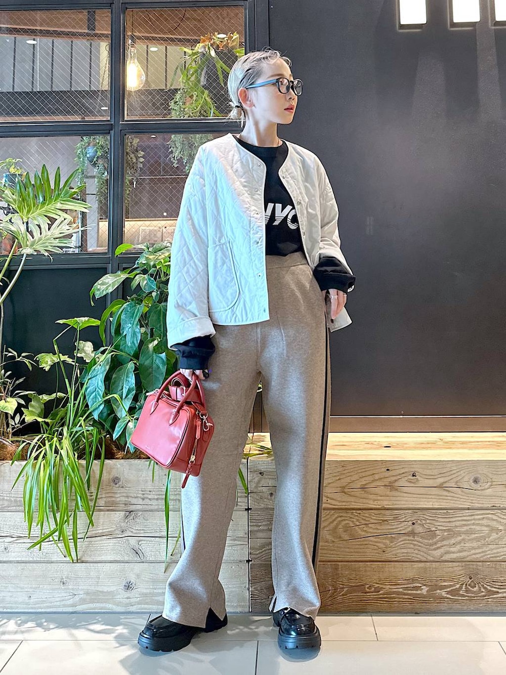 「差し色コーデ、低身長、個性派、デート/ロマンティック、女子会、旅行、niko and...、アウター、ミリタリー、ミリタリージャケット、Tシャツ、ロンT、FISHS EDDY、ワイドパンツ、ショルダーバッグ」｜「ORCIVALの【ORCIVAL(オーシバル)】キルトコールジャケット（ポンチョ、ホワイト系）」を使った、すなぎもさん（レディース・153cm）の秋コーディネートの1枚目の写真