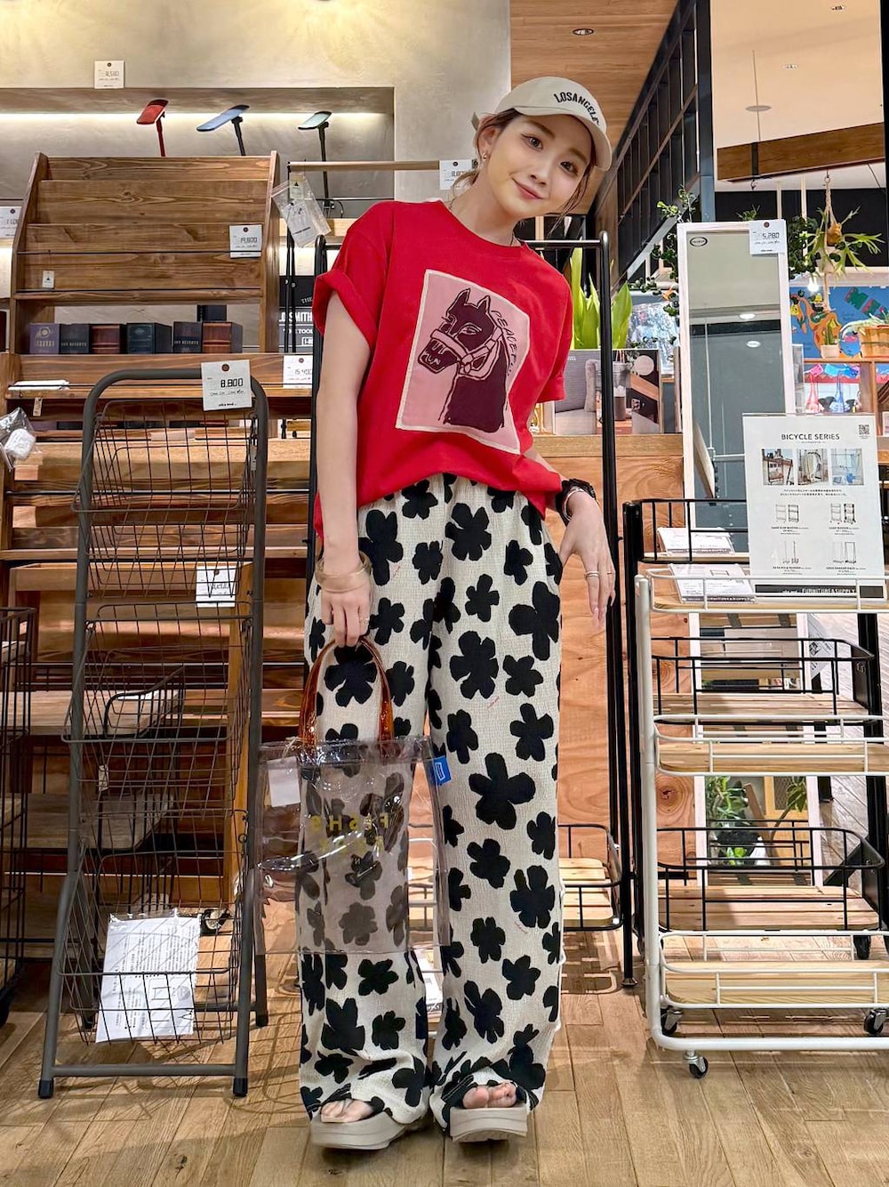 ホワイト系のその他パンツ、グレー系のトートバッグ、レッド系のTシャツ/カットソーを着用したレディースの春コーディネートの1枚目の写真