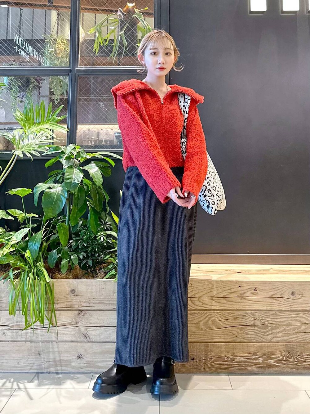 「差し色コーデ、低身長、個性派、デート/ロマンティック、女子会、旅行、niko and ...、ニット、カーディガン、スカート、ロングスカート、トートバッグ、バッグ、ショートブーツ、ブーツ」｜「niko and...のオリジナルベルト付きショートブーツ（ブーツ、ブラック系）」を使った、すなぎもさん（レディース・153cm）の冬コーディネートの1枚目の写真
