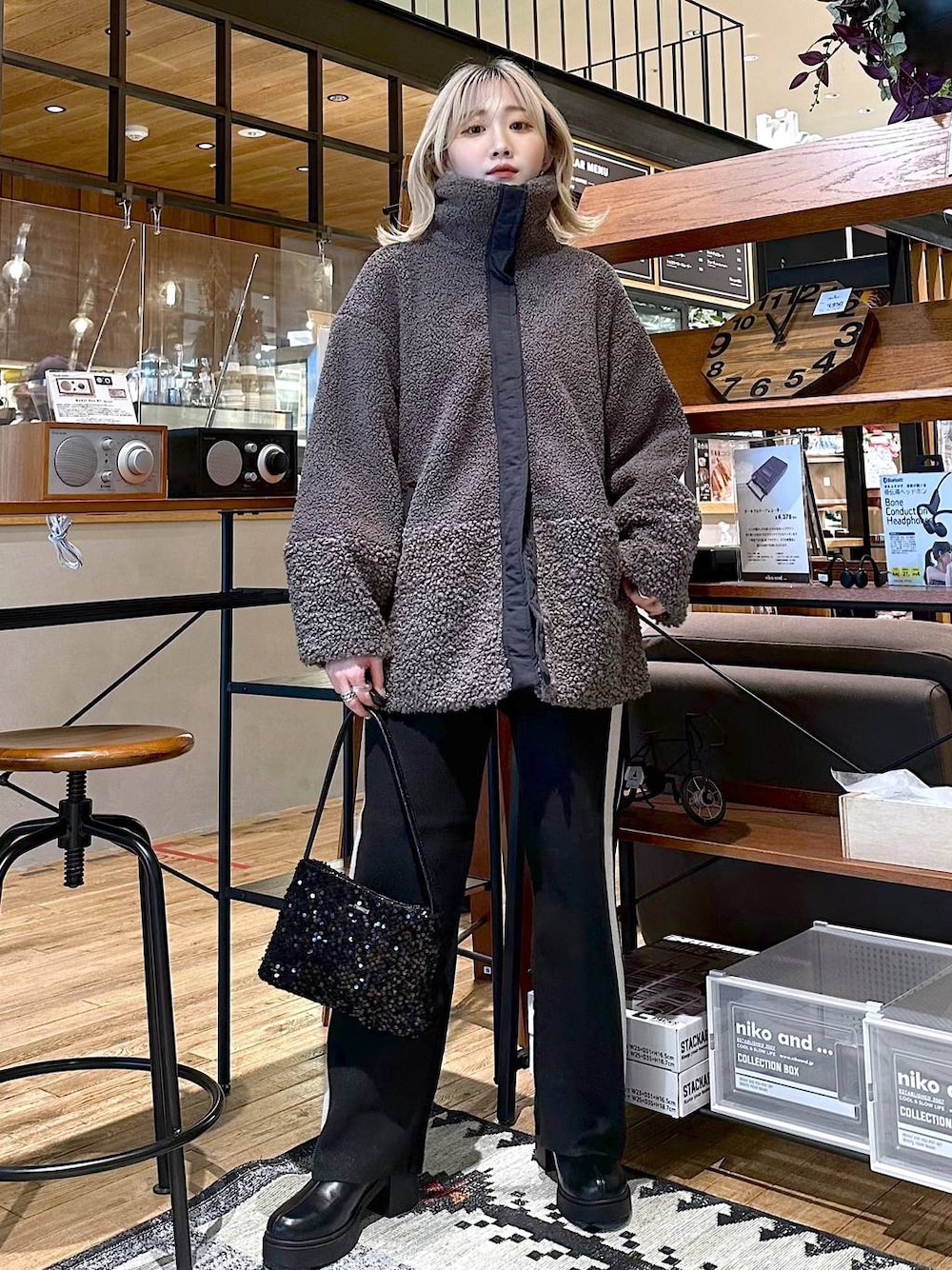 「旅行、差し色コーデ、低身長、個性派、デート/ロマンティック、女子会、niko and ...、ピアス、アウター、Tシャツ、ロンT、ワイドパンツ、ニット、ショルダーバッグ、バッグ」｜「niko and...のSilver925 フープピアス（ピアス（両耳用）、グレー系）」を使った、すなぎもさん（レディース・153cm）の冬コーディネートの1枚目の写真