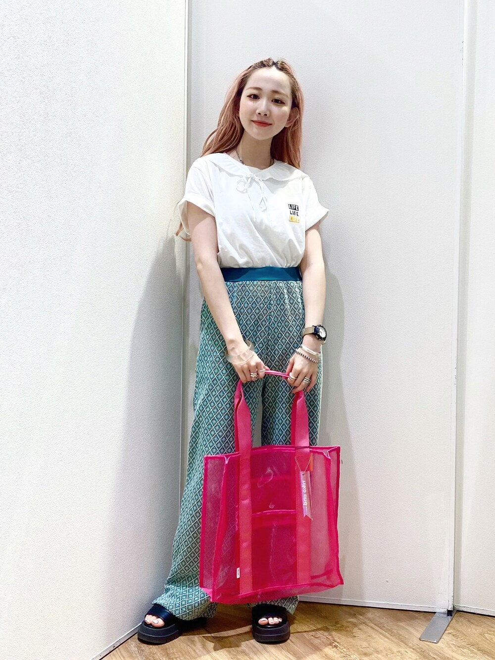 ベージュ系のTシャツ/カットソー、ホワイト系のTシャツ/カットソー、グリーン系のその他パンツを着用したレディースの夏コーディネートの1枚目の写真